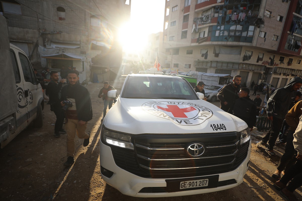 وصول 15 جثة لفلسطينيين سلمتها إسرائيل عبر اللجنة الدولية للصليب الأحمر إلى مجمع الشفاء الطبي في مدينة غزة، 29 يناير/كانون الثاني 2026. تصوير: عمر أشتوي