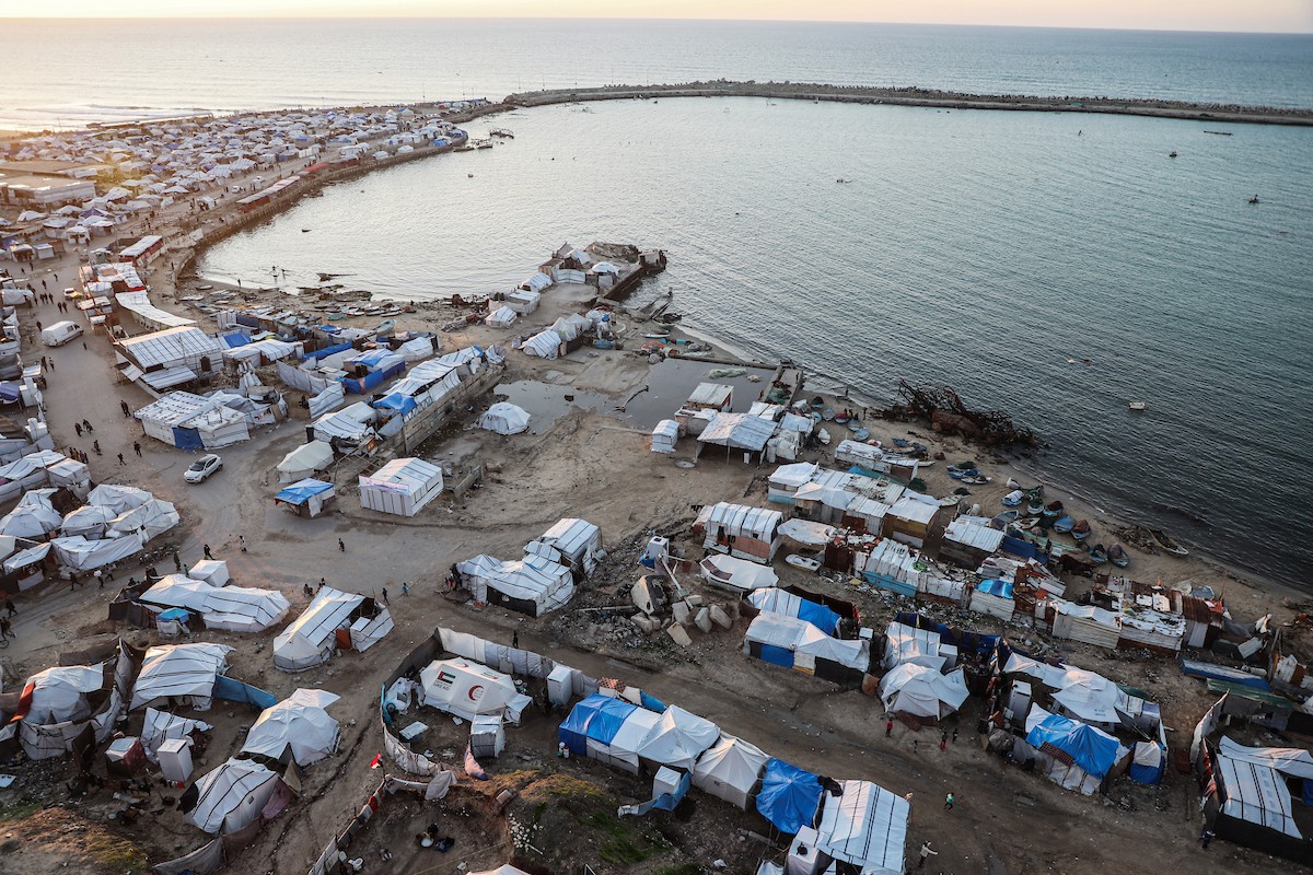 مشاهد عامة لخيام النازحين على شاطئ مدينة غزة. يعاني النازحون معاناة مضاعفة من ويلات النزاع وقسوة الأحوال الجوية، إذ لا توفر الخيام أي حماية من برد الشتاء القارس والأمطار الغزيرة، 3 يناير/كانون الثاني 2026. تصوير: عمر أشتوي