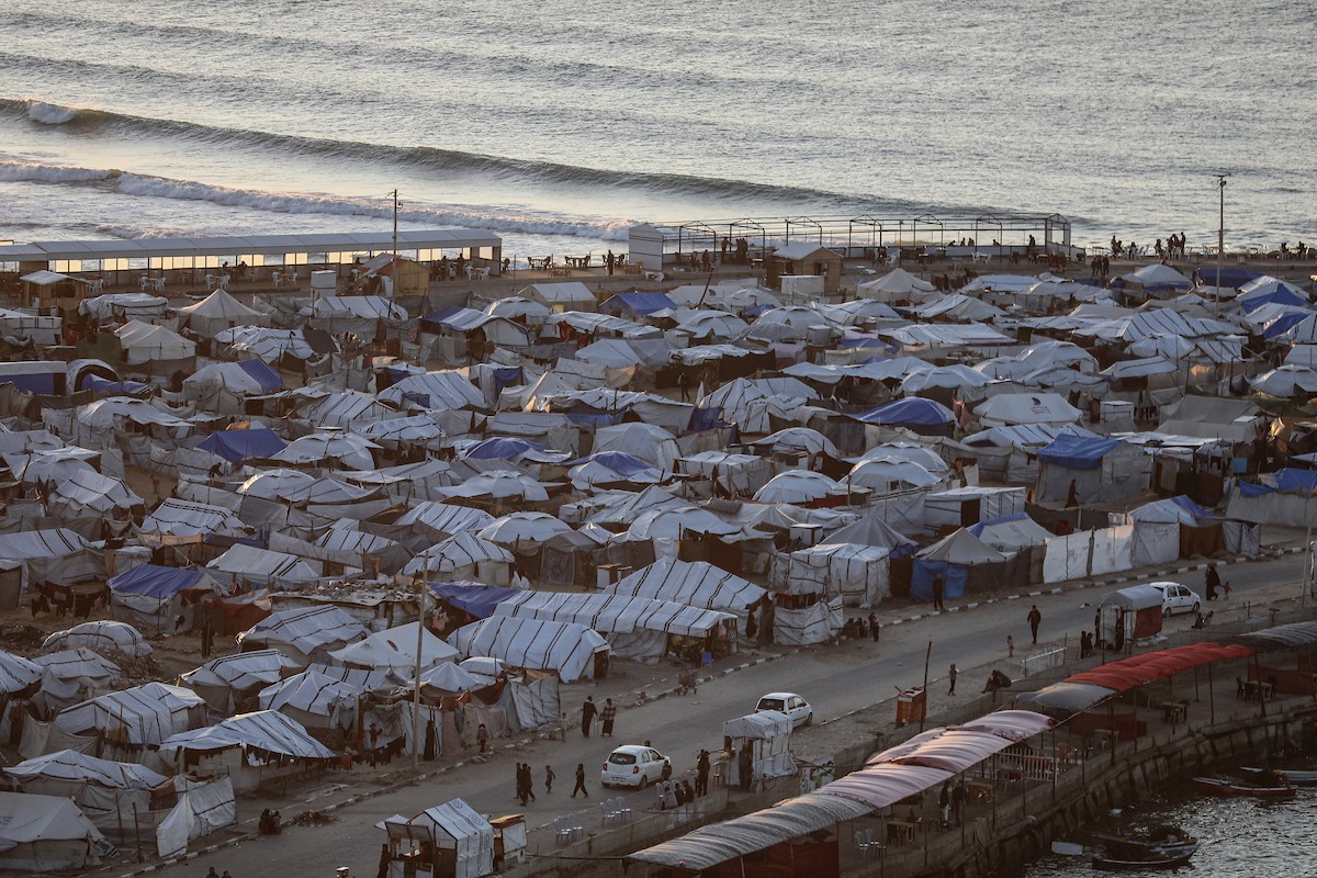 مشاهد عامة لخيام النازحين على شاطئ مدينة غزة. يعاني النازحون معاناة مضاعفة من ويلات النزاع وقسوة الأحوال الجوية، إذ لا توفر الخيام أي حماية من برد الشتاء القارس والأمطار الغزيرة، 3 يناير/كانون الثاني 2026. تصوير: عمر أشتوي