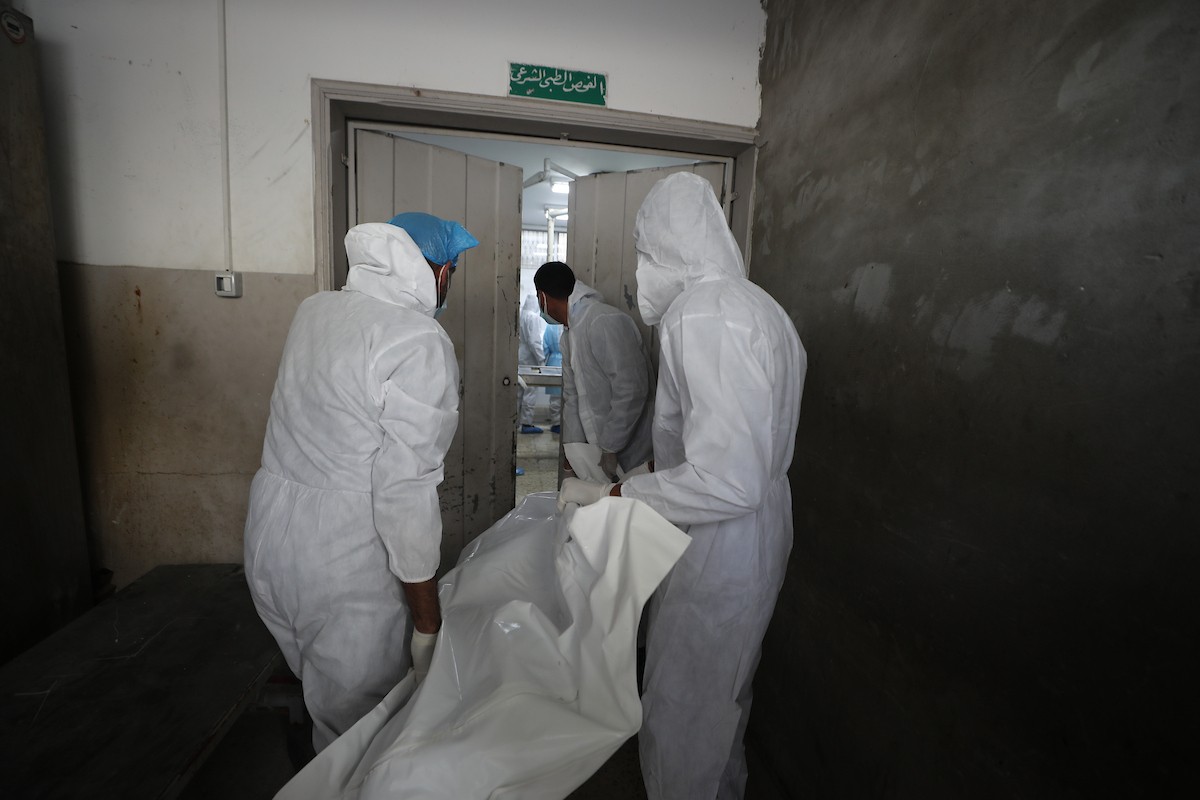 تُجري إدارة الطب الشرعي والأدلة الجنائية بوزارة العدل فحوصاتٍ لخمس عشرة جثة فلسطينية بمستشفى الشفاء في مدينة غزة، لمحاولة التعرف عليها، 30 يناير/كانون الثاني 2026. صورة: عمر أشتوي