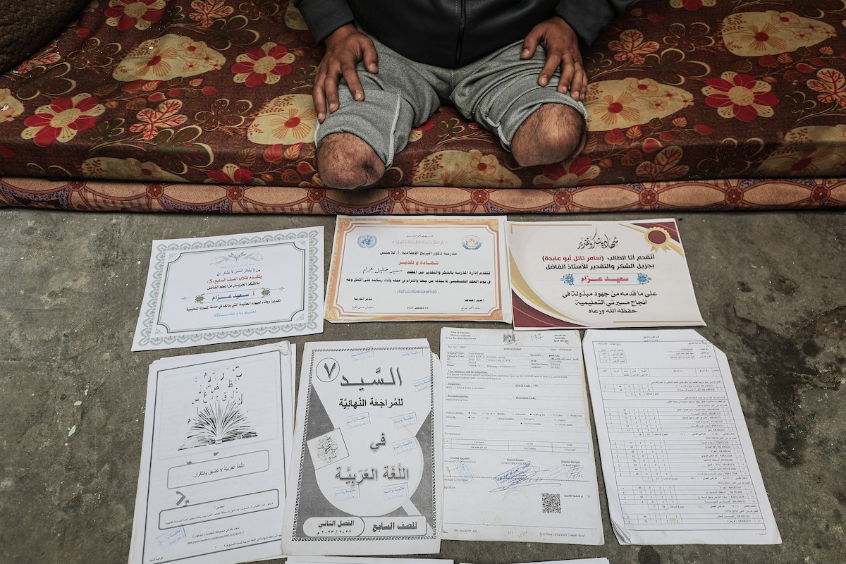  المعلّم سعيد خليل عزم (33 عامًا) أُصيب بجروح بالغة أدّت إلى بتر قدميه، جراء قصف إسرائيلي خلال الحرب على غزة، في مخيم البريج وسط القطاع،  يناير/كانون الثاني 2026. تصوير: معز صالحي