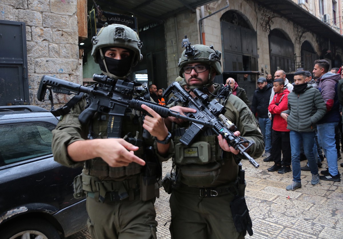 القوات الإسرائيلية تداهم عدد من المحال التجارية في السوق المركزي وتطلق النار تجاه بناية سكنية، وتوقف عدد من المواطنين في البلدة القديمة بمدينة نابلس، 1 يناير/كانون الثاني ٢٠٢٦. صورة: محمد ناصر
