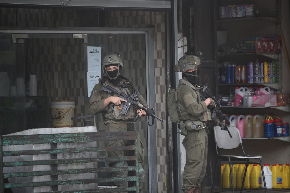نفّذت قوات الجيش الإسرائيلي عملية عسكرية في مخيم العين للاجئين غرب نابلس، ٢٢ يناير/كانون الثاني ٢٠٢٦. صورة: محمد ناصر
