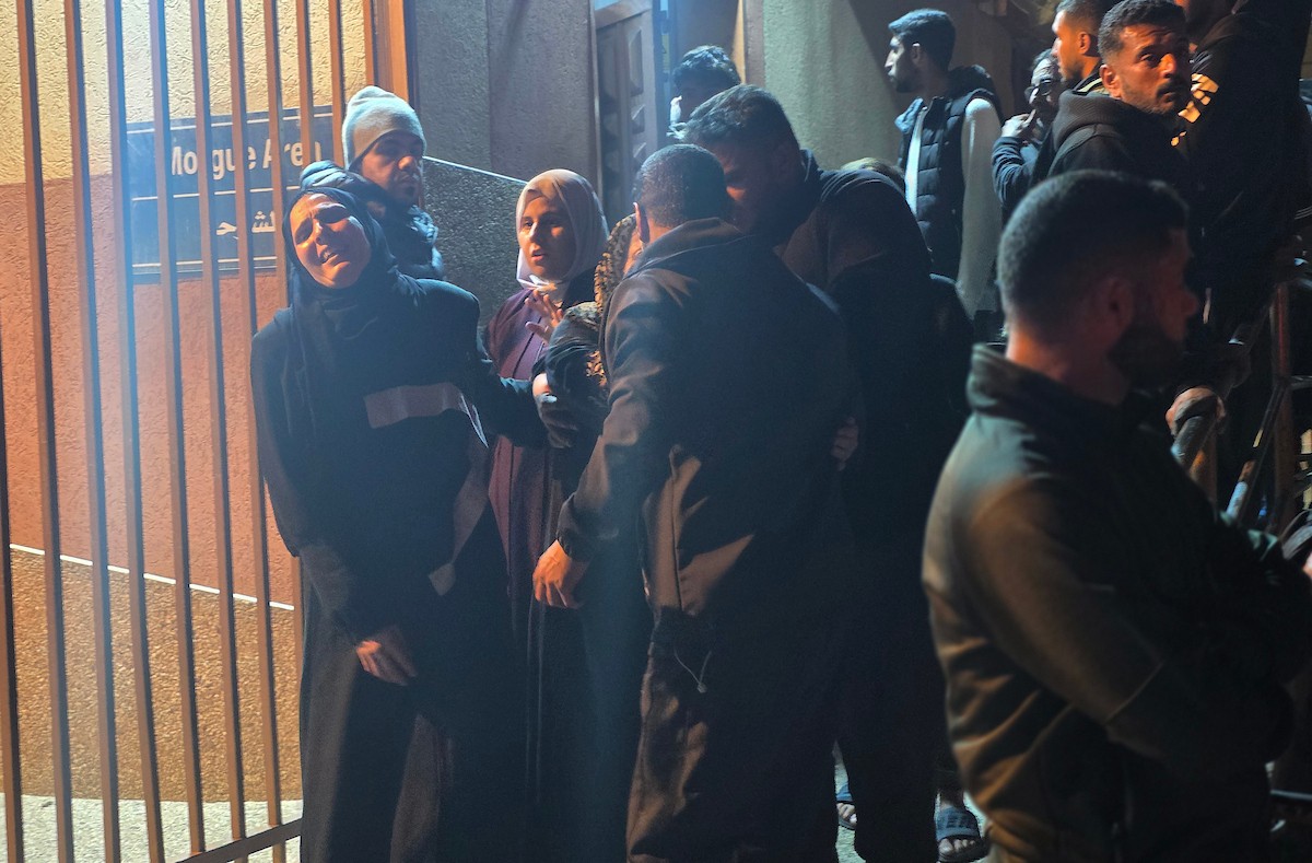 وصلت جثة مواطن وعدة مصابين إلى مجمع ناصر الطبي عقب هجوم إسرائيلي على خيمة تأوي نازحين في منطقة العطار (المواصي) بخان يونس، جنوب قطاع غزة، في 8 يناير/كانون الثاني 2026. (صورة: طارق محمد)