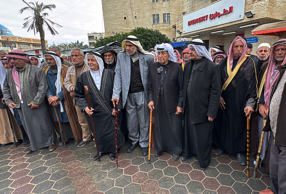  التجمع الوطني للقبائل والعشائر والعائلات الفلسطينية ينظم وقفة  في دير البلح دعمًا للجنة الوطنية الفلسطينية لإدارة قطاع غزة، ١٨ يناير/كانون ثاني ٢٠٢٦. صورة: أحمد إبراهيم