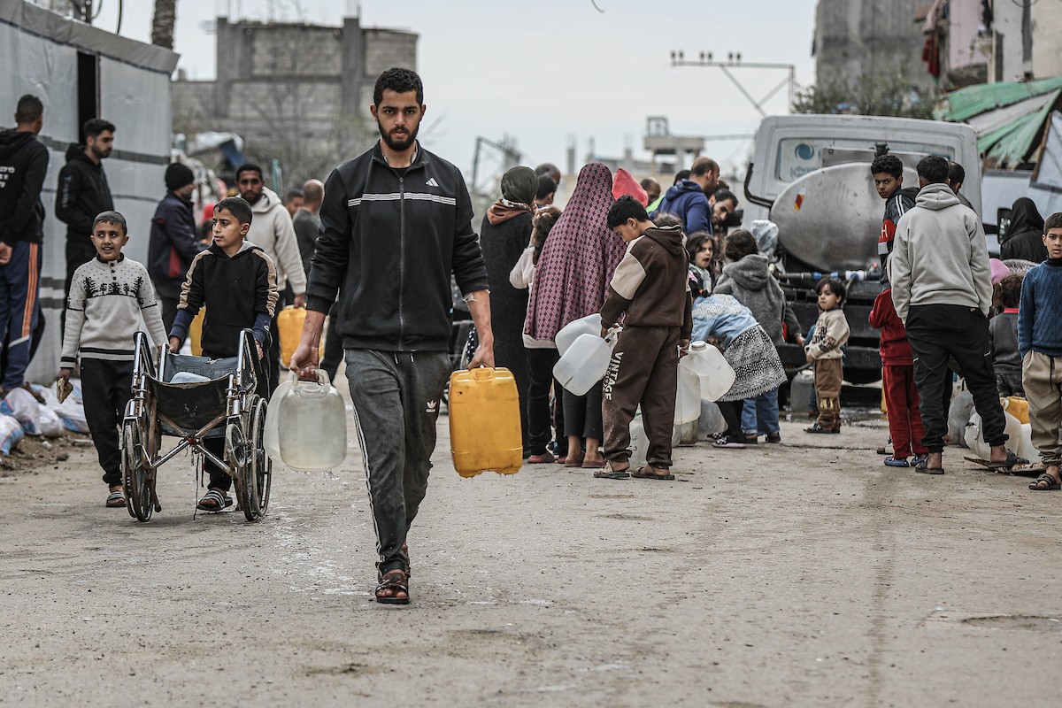 يملأ الفلسطينيون خزاناتهم بالمياه التي توزعها صهاريج المياه، وينقلونها إلى خيامهم في مخيم النصيرات وسط قطاع غزة، حيث تفاقمت أزمة المياه نتيجة الأضرار الجسيمة التي لحقت بالبنية التحتية جراء الهجمات الإسرائيلية، 29 يناير/كانون الثاني 2026. صورة: رمزي أبو عامر