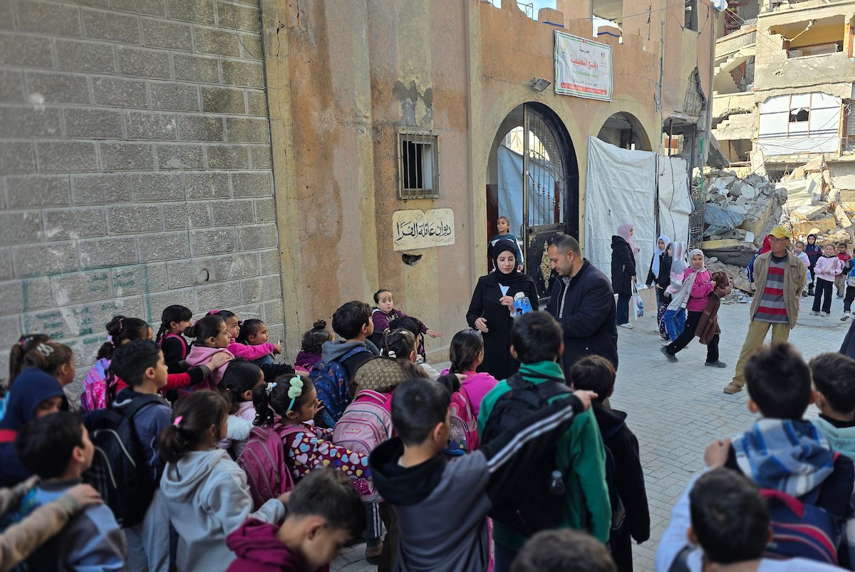 يتلقى الأطفال تعليمهم في أحد المراكز التعليمية بمدينة خان يونس جنوب قطاع غزة وسط مخاوف مستمرة من الغارات الإسرائيلية، نظرًا لموقعها القريب من 