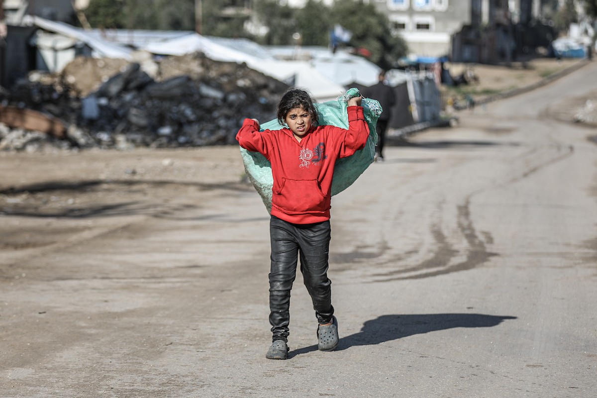عائلات فلسطينية نازحة تكافح من أجل البقاء في ظروف قاسية بمخيم النصيرات للاجئين وسط قطاع غزة، 29 يناير/كانون الثاني 2026.صورة: رمزي أبو عامر