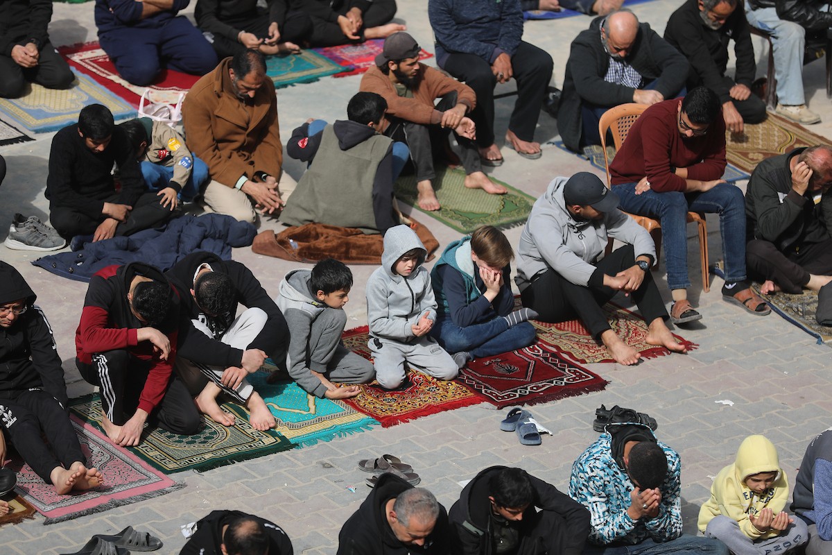 يؤدي الفلسطينيون صلاة الجمعة داخل مدرسة تابعة لوكالة الأونروا، حُوِّلت إلى ملجأ بعد نزوح عائلات منها جراء الهجمات الإسرائيلية منذ 7 أكتوبر/تشرين الأول 2023، في مدينة غزة. 30 يناير/كانون الثاني 2026. صورة: عمر أشتوي