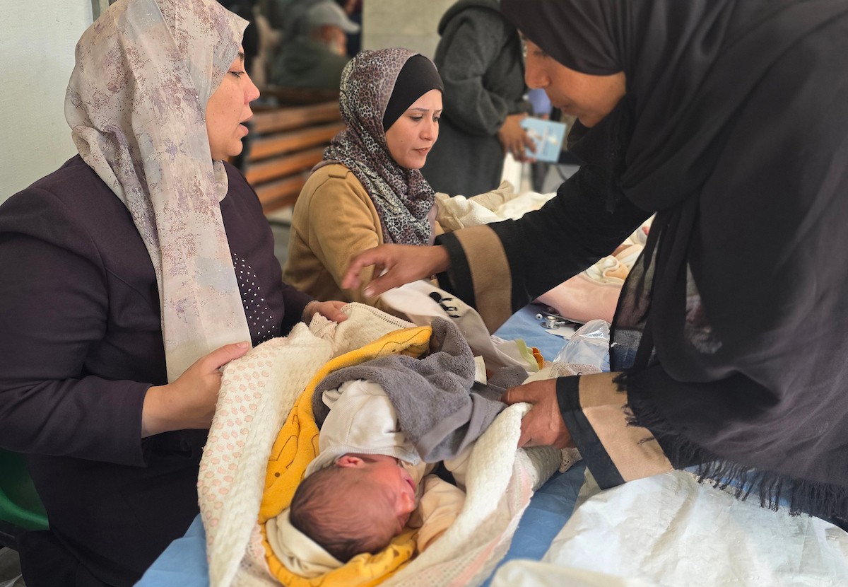 يتلقى الأطفال (دون سن الثالثة) التطعيمات في مستشفى ناصر بخان يونس جنوب قطاع غزة، 18 يناير/كانون الثاني 2026.تصوير: طارق محمد