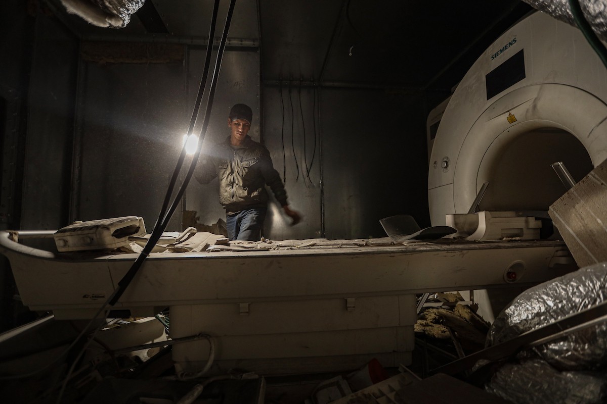 مستشفى الشفاء في غزة يفتقر إلى المعدات الطبية وتحديدًا جهاز التصوير بالرنين المغناطيسي، بعد أن دمّر الجيش الإسرائيلي معظم المعدات خلال الحرب، 31 ديسمبر/كانون الأول 2025. صورة: عمر أشتوي