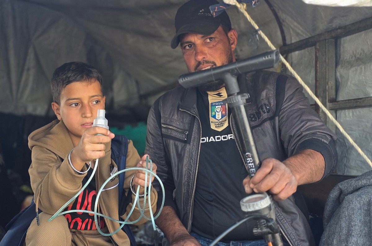يعيش الفلسطيني سامي أبو سعادة مع والدته داخل عربة جرار، ويستخدم مضخة نفخ مطاطية لمساعدة والدته التي تعاني من صعوبة في التنفس. خان يونس، جنوب قطاع غزة، 7 يناير/كانون الثاني 2026، صورة: طارق محمد