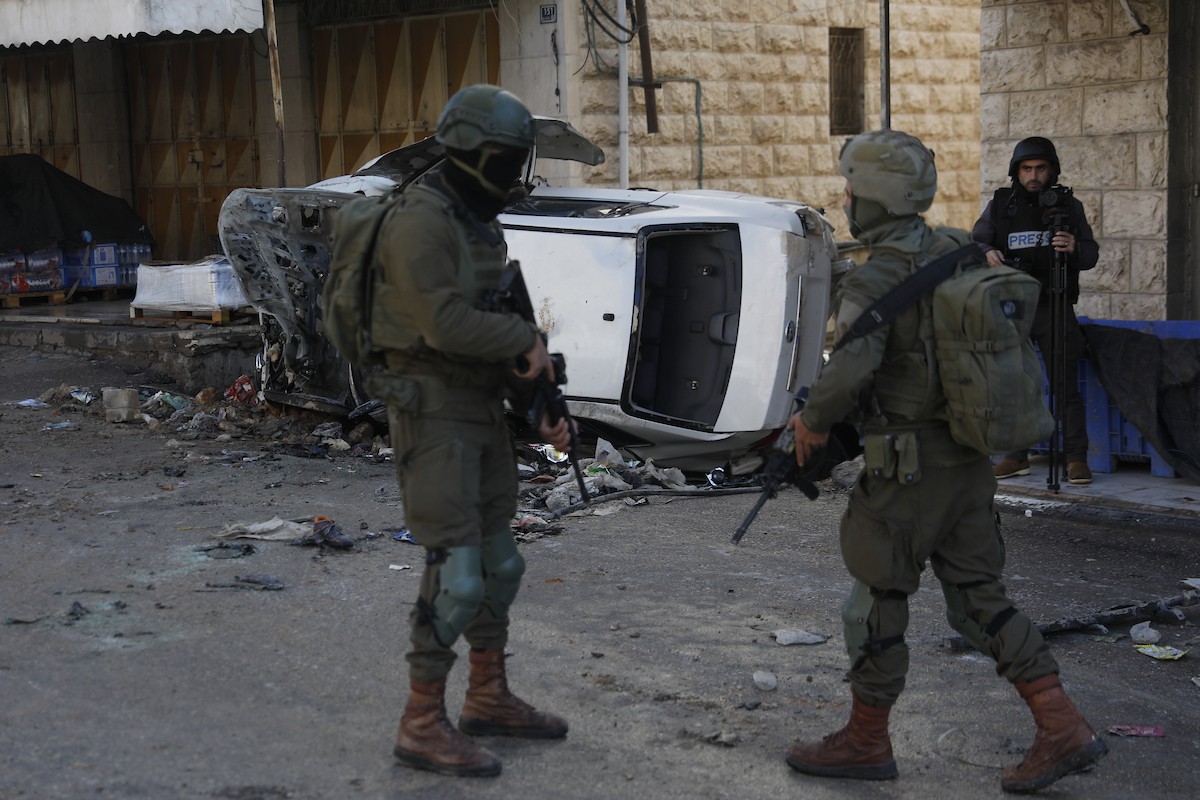 الجيش الإسرائيلي يشن عملية عسكرية واسعة النطاق في الخليل، جنوب الضفة الغربية، 19 يناير/كانون الثاني 2026. صورة: مأمون وزواز