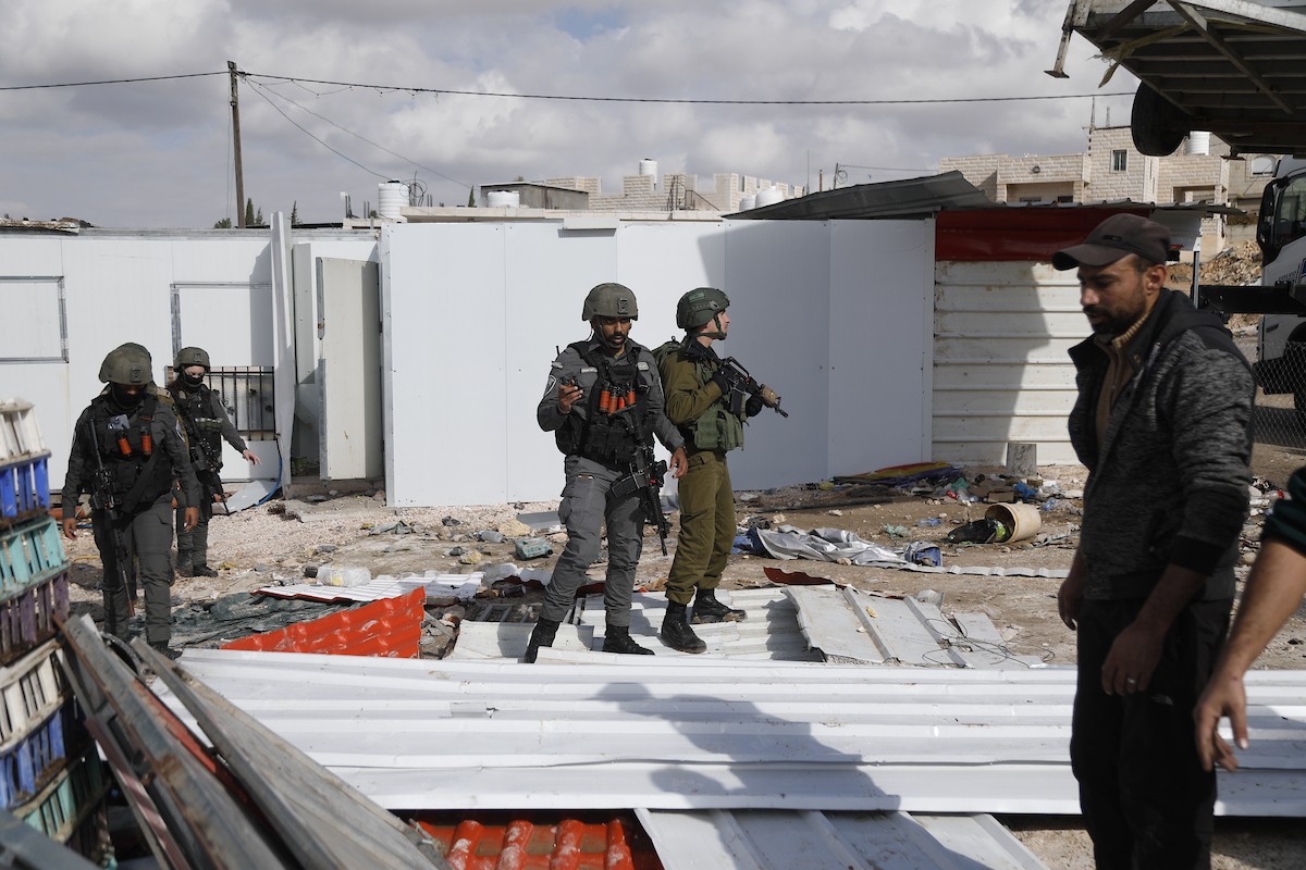 قوات إسرائيلية تهدم وتصادر عدد من المحلات التجارية المصنوعة من الكرفانات في السموع جنوب الخليل،31 ديسمبر/كانون الأول 2025. تصوير: مأمون وزواز