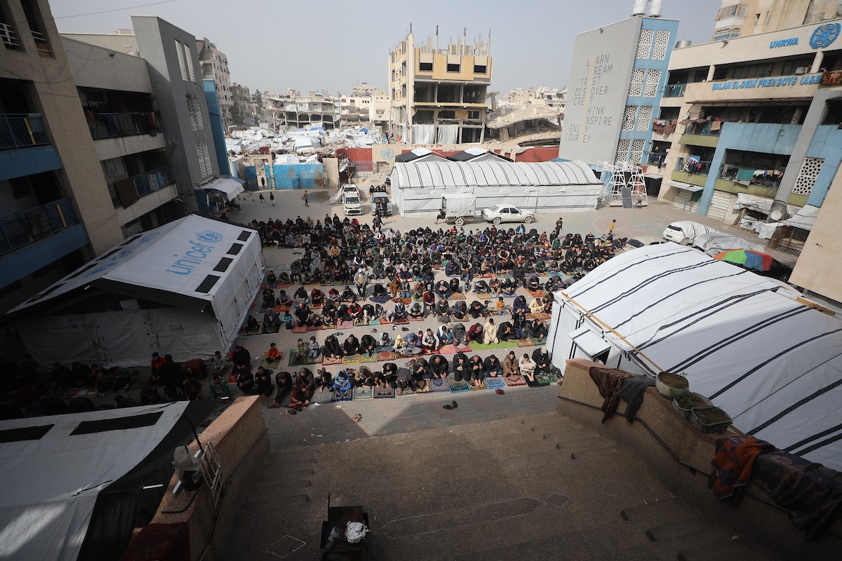 يؤدي الفلسطينيون صلاة الجمعة داخل مدرسة تابعة لوكالة الأونروا، حُوِّلت إلى ملجأ بعد نزوح عائلات منها جراء الهجمات الإسرائيلية منذ 7 أكتوبر/تشرين الأول 2023، في مدينة غزة. 30 يناير/كانون الثاني 2026. صورة: عمر أشتوي