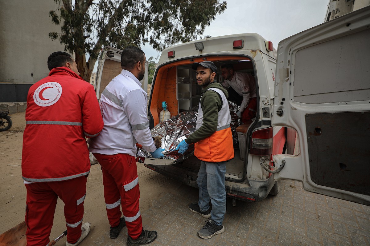 وصلت جثامين أربعة مواطنين إلى مستشفى الشفاء. قُتلوا في هجوم إسرائيلي استهدف مجموعة من المدنيين جنوب حي الزيتون في مدينة غزة. 22 يناير/كانون الثاني 2026 . صورة: عمر أشتوي