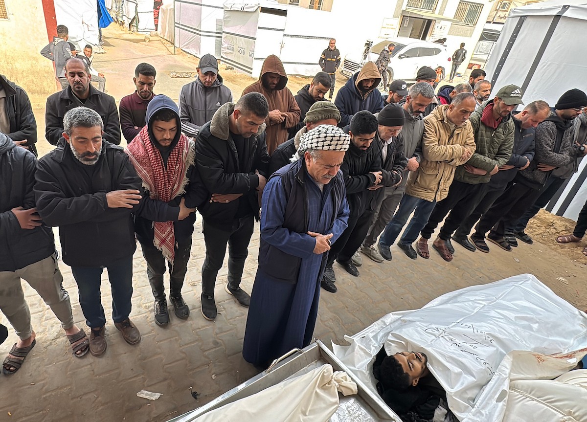 فلسطينيون يودعون جثامين ثلاثة مواطنين استشهدوا في غارات جوية إسرائيلية على مخيم المغازي للاجئين، قبل موكب جنازتهم في مستشفى الأقصى بدير البلح، وسط قطاع غزة. 30 يناير/كانون الثاني 2026. صورة: أحمد إبراهيم