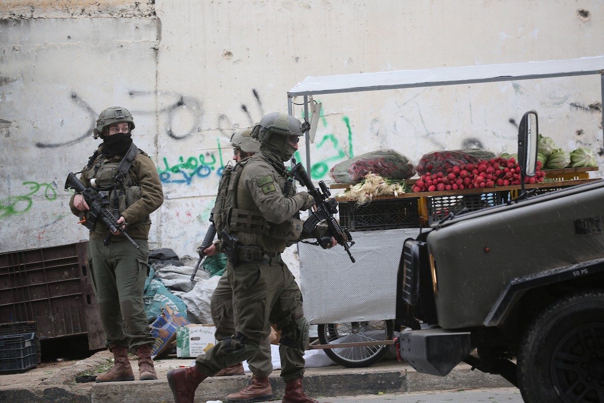 نفّذت قوات الجيش الإسرائيلي عملية عسكرية في مخيم العين للاجئين غرب نابلس، ٢٢ يناير/كانون الثاني ٢٠٢٦. صورة: محمد ناصر