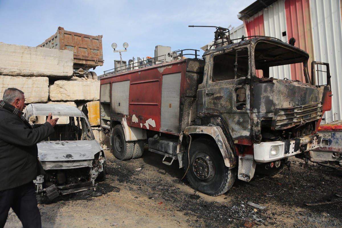 يتفقد الفلسطينيون الأضرار التي لحقت بمركباتهم وشاحناتهم وجرافاتهم بعد أن أضرم مستوطنون إسرائيليون النار فيها خلال هجوم شنوه على قرية عوريف، جنوب نابلس، في الضفة الغربية في 21 يناير/كانون الثاني 2026. صورة: محمد ناصر