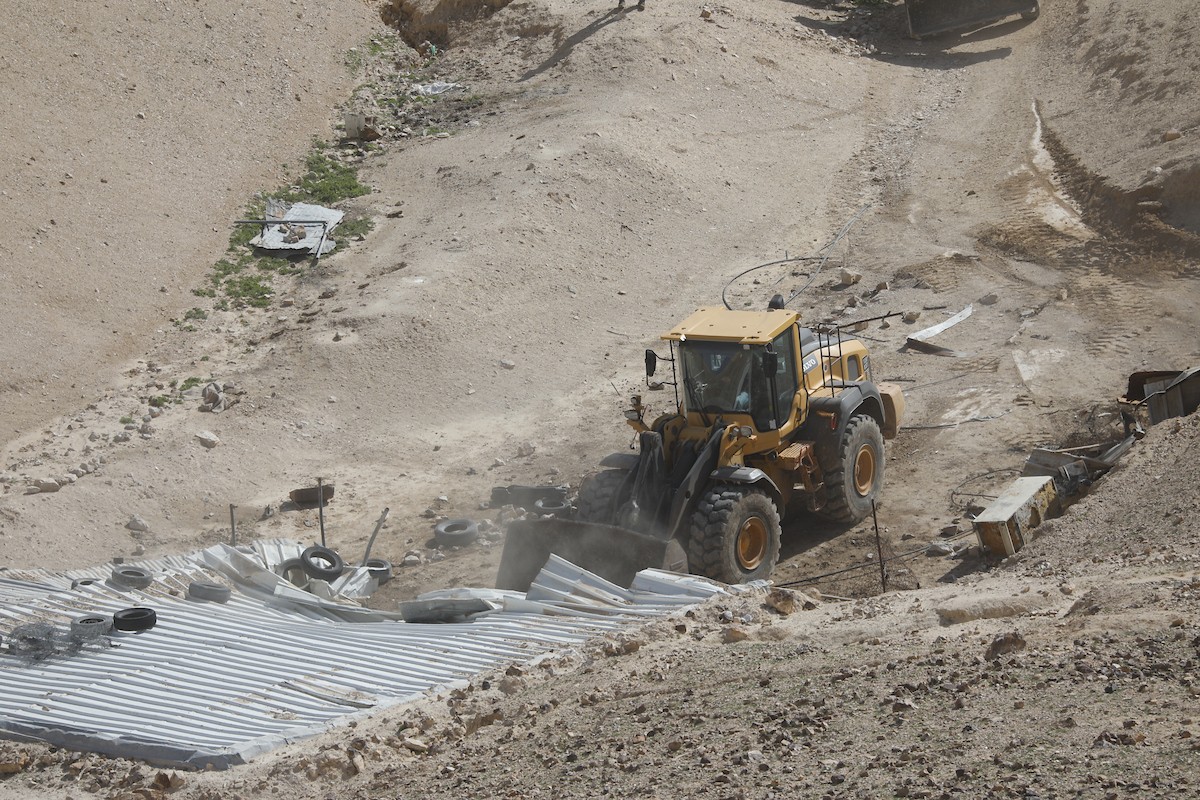 جرافات عسكرية إسرائيلية تهدم ستة منازل تعود لسكان بدو فلسطينيين جنوب الخليل، ضمن حملة أوسع تستهدف المجتمعات البدوية في المنطقة، 26 يناير/كانون الثاني 2026. صورة: مأمون وزواز