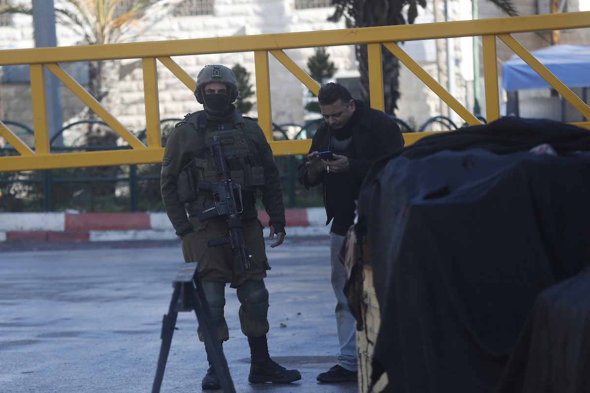 الجيش الإسرائيلي يشن عملية عسكرية واسعة النطاق في الخليل، جنوب الضفة الغربية، 19 يناير/كانون الثاني 2026. صورة: مأمون وزواز