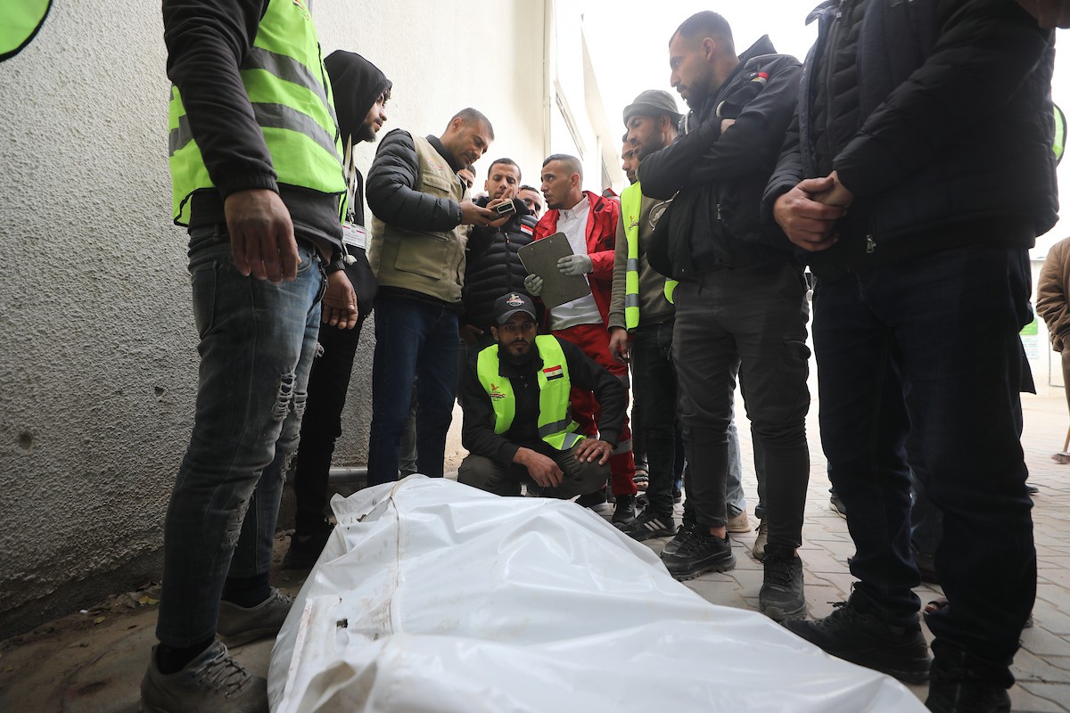 وصلت جثتا صحفيين اثنين تابعين للجنة المصرية إلى مستشفى الشفاء في غزة، بعد هجوم إسرائيلي استهدف سيارة تابعة للجنة في منطقة نتساريم وسط قطاع غزة. 21 يناير/كانون الثاني 2026. صورة: عمر أشتوي