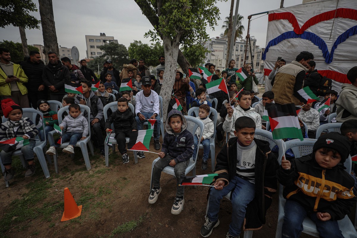 ناجون، جميعهم بلا عائلات، يشاركون في فعالية ترفيهية خاصة في الحديقة العامة بمدينة غزة، 22 يناير/كانون الثاني 2026. تصوير: عمر أشتوي
