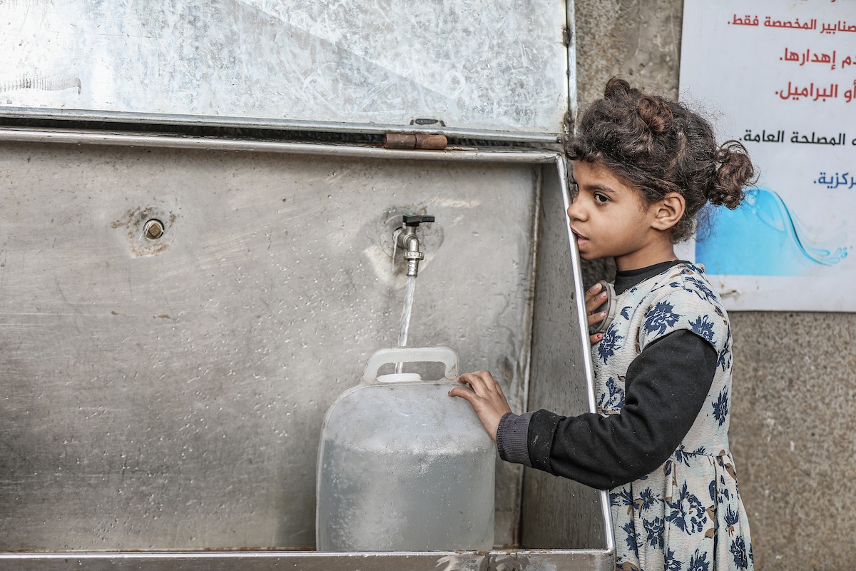 يملأ الفلسطينيون خزاناتهم بالمياه التي توزعها صهاريج المياه، وينقلونها إلى خيامهم في مخيم النصيرات وسط قطاع غزة، حيث تفاقمت أزمة المياه نتيجة الأضرار الجسيمة التي لحقت بالبنية التحتية جراء الهجمات الإسرائيلية، 29 يناير/كانون الثاني 2026. صورة: رمزي أبو عامر