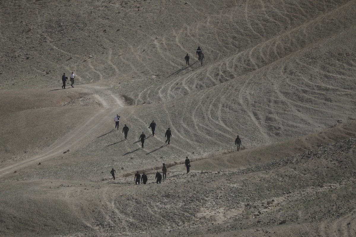 جرافات عسكرية إسرائيلية تهدم ستة منازل تعود لسكان بدو فلسطينيين جنوب الخليل، ضمن حملة أوسع تستهدف المجتمعات البدوية في المنطقة، 26 يناير/كانون الثاني 2026. صورة: مأمون وزواز