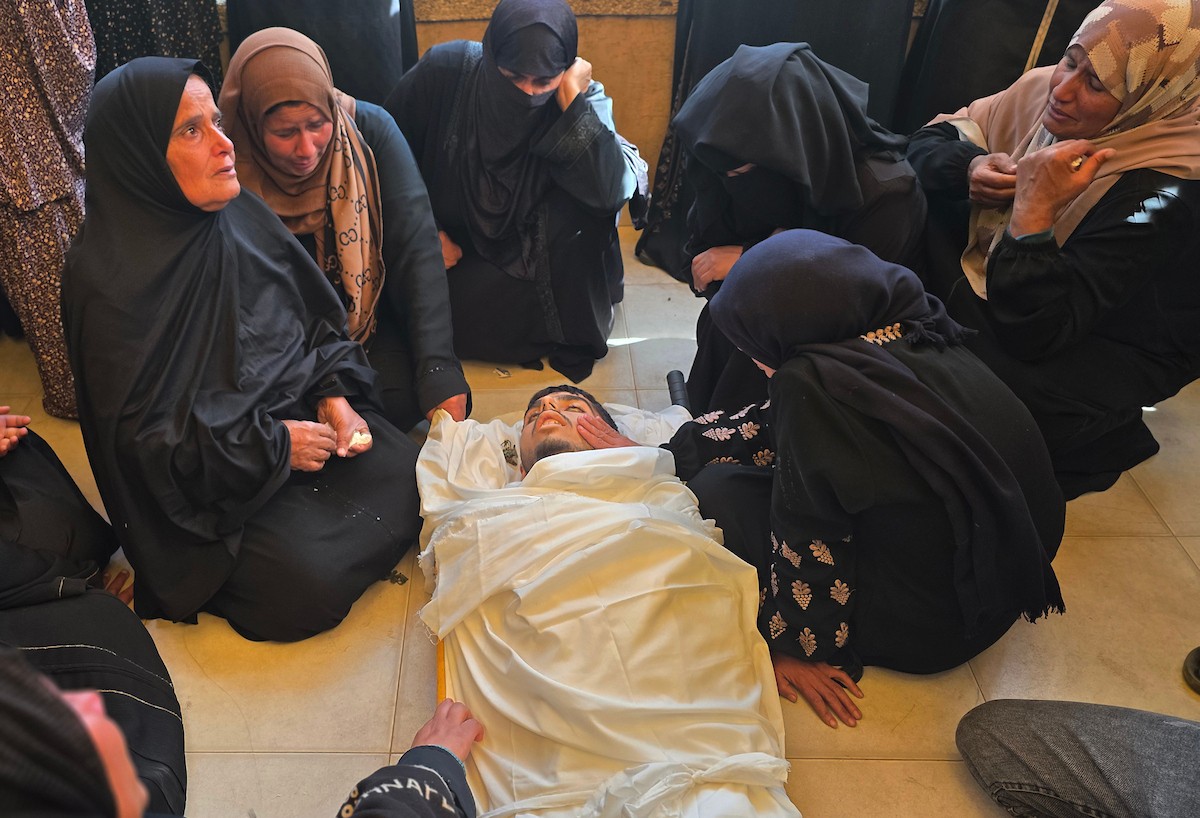 فلسطينيون يودعون جثمان الشاب محمد أسامة عمران، البالغ من العمر 19 عامًا، في مجمع ناصر الطبي بخان يونس، بعد أن استشهد برصاص القوات الإسرائيلية في وسط خان يونس، جنوب قطاع غزة. 29 يناير/كانون الثاني 2026. تصوير: طارق محمد (APA Images)