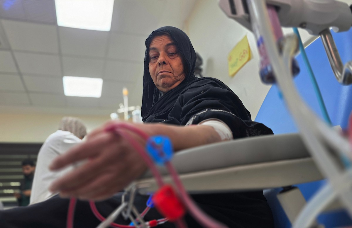 المسنّة عطاف جندية، تتلقى العلاج في مستشفى ناصر بمدينة خان يونس، بعد إصابتها بفشل كلوي ،في ظل النقص الحاد في الأدوية والمستلزمات الطبية والحالة الحرجة التي تعاني منها مستشفيات قطاع غزة،1 يناير/كانون الثاني 2026. تصوير: طارق محمد