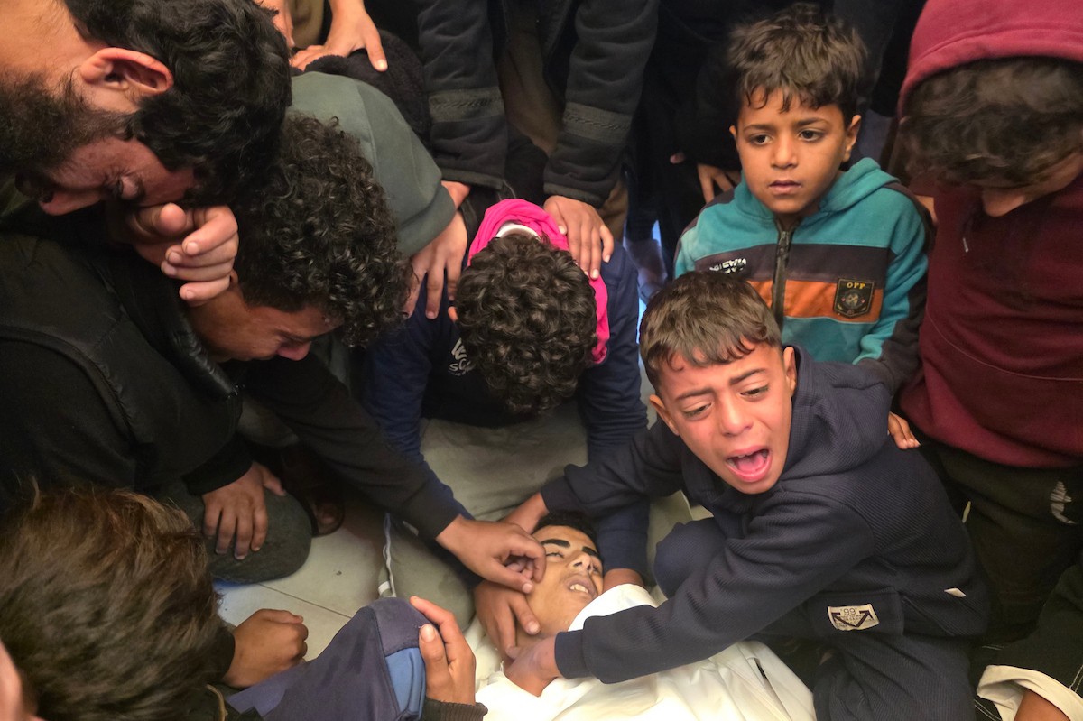 ودّع الفلسطينيون الطفل جثمان حسين أبو سبلة، البالغ من العمر 17 عامًا، في مستشفى ناصر بمدينة خان يونس جنوب قطاع غزة. وقد استشهد أبو سبلة بنيران الجيش الإسرائيلي قرب منطقة التحلية، شرق خان يونس. 19 يناير/كانون الثاني 2026. صورة: (طارق محمد)