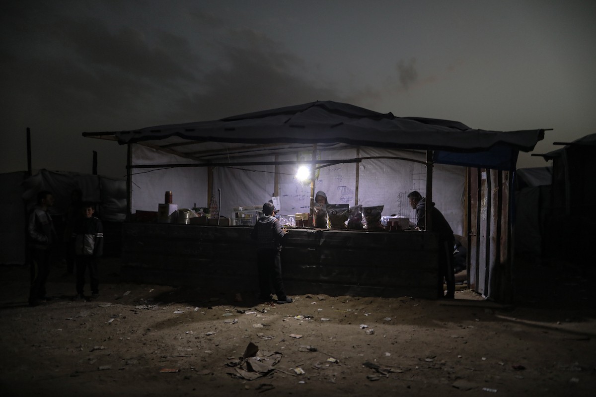 عائلات تعيش في خيام مؤقتة وسط الأنقاض تشعل نيرانًا للتدفئة في جباليا، شمال قطاع غزة، في 12 يناير/كانون الثاني 2026. ويكافح الفلسطينيون الذين دُمرت منازلهم في هجمات إسرائيلية من أجل البقاء في ظل ظروف شتوية قاسية وبرد قارس. صورة: عمر أشتوي