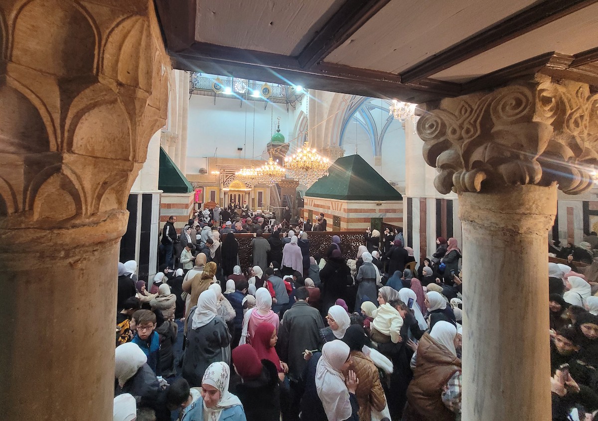 تجمّع فلسطينيون في الحرم الإبراهيمي بالخليل، الضفة الغربية، لإحياء ذكرى الإسراء والمعراج، رغم القيود الإسرائيلية وحظر الصلاة داخل المسجد، في 17 يناير/كانون الثاني 2026. (صورة: مأمون وزواز)