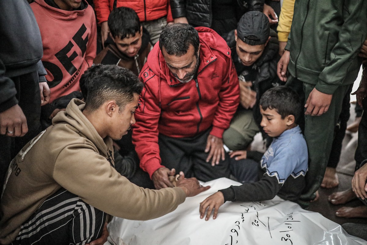 موكب جنازة فلسطينيين اثنين استشهدا في هجوم إسرائيلي على مخيم المغازي للاجئين وسط قطاع غزة. 30 يناير/كانون الثاني 2026. تصوير: رمزي أبو عامر