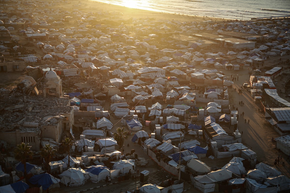 مشاهد عامة لخيام النازحين على شاطئ مدينة غزة. يعاني النازحون معاناة مضاعفة من ويلات النزاع وقسوة الأحوال الجوية، إذ لا توفر الخيام أي حماية من برد الشتاء القارس والأمطار الغزيرة، 3 يناير/كانون الثاني 2026. تصوير: عمر أشتوي