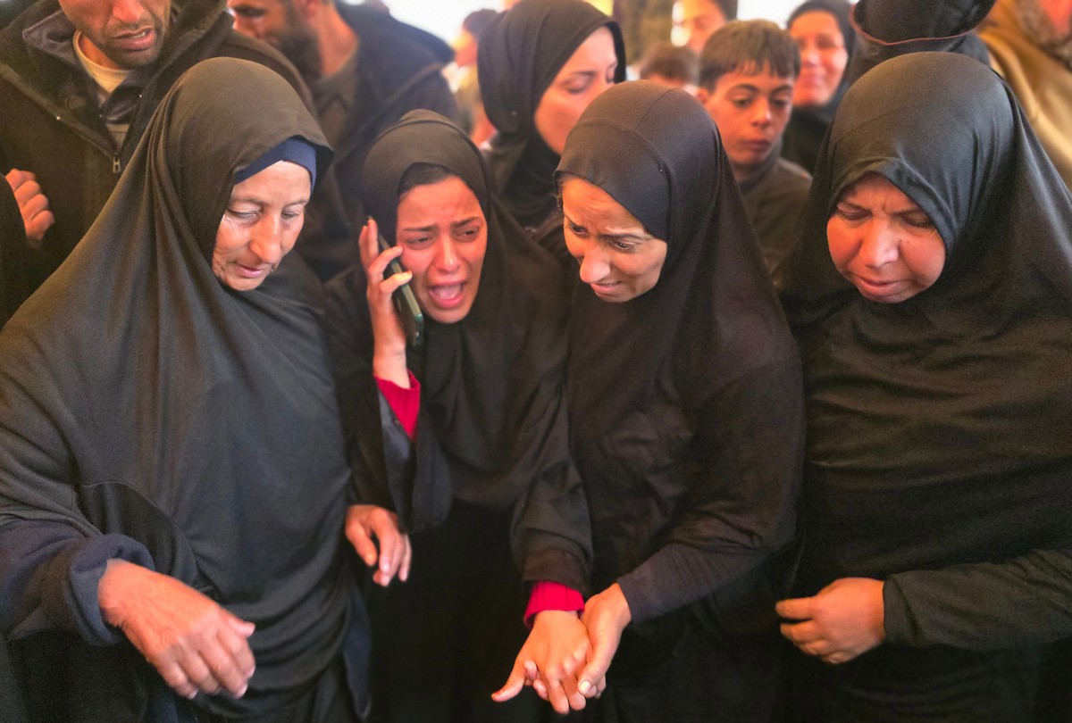 ودّع الفلسطينيون الطفل جثمان حسين أبو سبلة، البالغ من العمر 17 عامًا، في مستشفى ناصر بمدينة خان يونس جنوب قطاع غزة. وقد استشهد أبو سبلة بنيران الجيش الإسرائيلي قرب منطقة التحلية، شرق خان يونس. 19 يناير/كانون الثاني 2026. صورة: (طارق محمد)