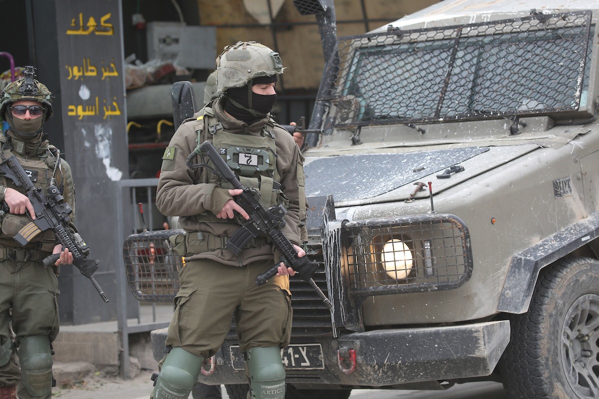 نفّذت قوات الجيش الإسرائيلي عملية عسكرية في مخيم العين للاجئين غرب نابلس، ٢٢ يناير/كانون الثاني ٢٠٢٦. صورة: محمد ناصر