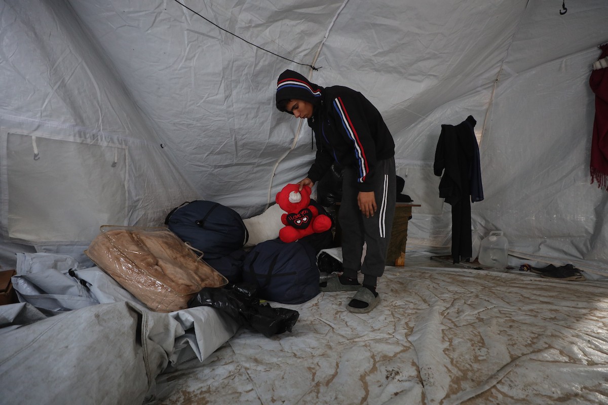 يكافح الشاب الفلسطيني أحمد أبو سعادة، البالغ من العمر عشرين عامًا، من أجل البقاء في خيمة مؤقتة بعد أن فقد زوجته، ولاء جحا، بعد ثلاثة أيام فقط من زفافهما، إثر غارة جوية إسرائيلية على غزة، 7 يناير/كانون الثاني 2025. صورة: عمر أشتوي