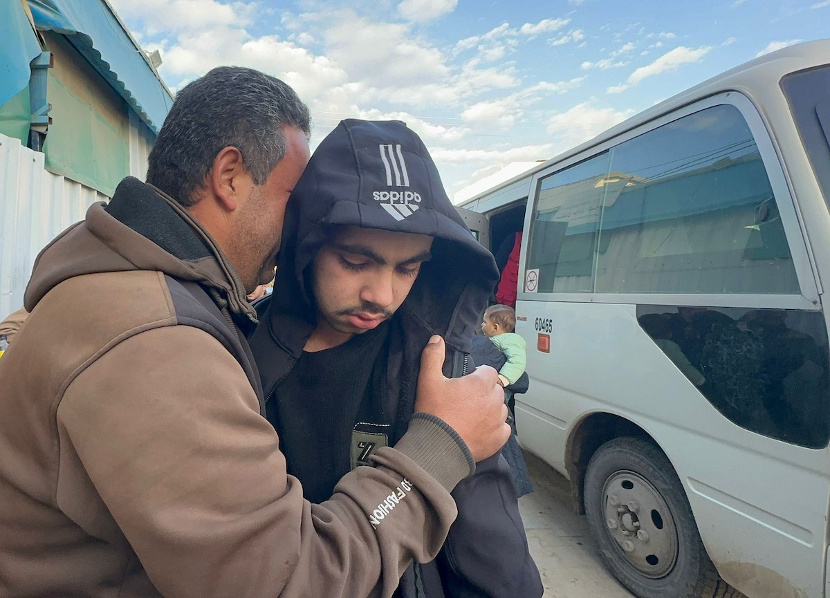 نُقل ثمانية أسرى فلسطينيين أفرجت عنهم القوات الإسرائيلية إلى مستشفى شهداء الأقصى عبر اللجنة الدولية للصليب الأحمر في دير البلح، غزة، في 19 يناير/كانون الثاني 2026. (صورة: أحمد إبراهيم)
