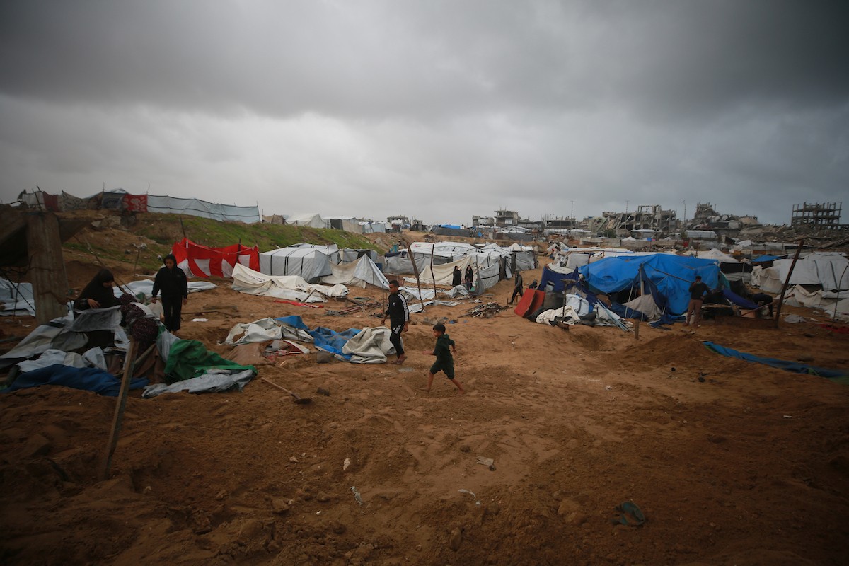 يحاول فلسطينيون استعادة ممتلكاتهم من موقع غارة جوية إسرائيلية استهدفت خيامًا في مدينة غزة ليلة أمس، 9 يناير/كانون الثاني 2026. صورة: عمر أشتوي