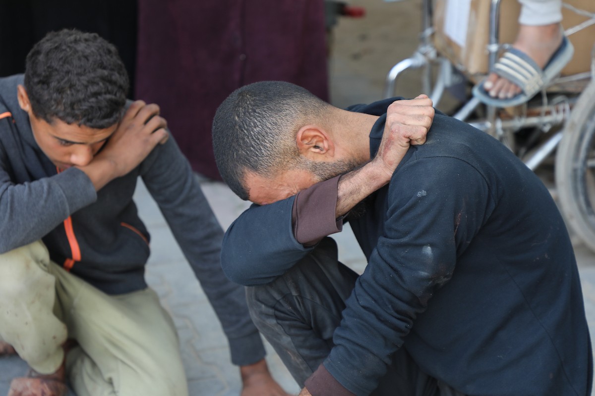 حضر أقارب شاب فلسطيني، قُتل بنيران الجيش الإسرائيلي، مراسم الدفن التي أقيمت في مستشفى الشفاء بمدينة غزة، في 24 يناير/كانون الثاني 2026. (صورة: عمر أشتوي)