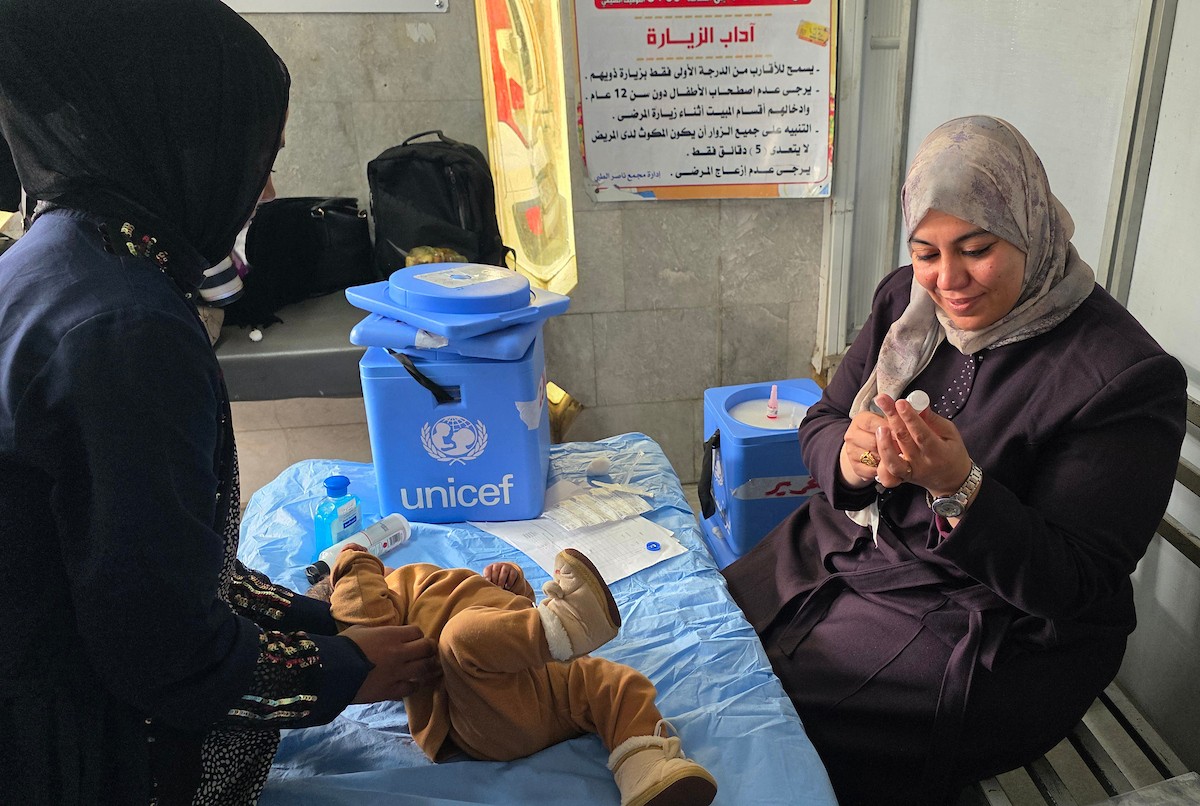 يتلقى الأطفال (دون سن الثالثة) التطعيمات في مستشفى ناصر بخان يونس جنوب قطاع غزة، 18 يناير/كانون الثاني 2026.تصوير: طارق محمد