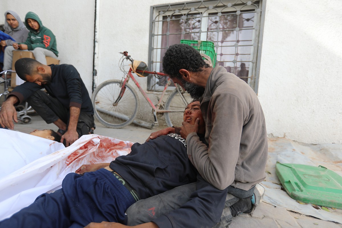 حضر أقارب شاب فلسطيني، قُتل بنيران الجيش الإسرائيلي، مراسم الدفن التي أقيمت في مستشفى الشفاء بمدينة غزة، في 24 يناير/كانون الثاني 2026. (صورة: عمر أشتوي)