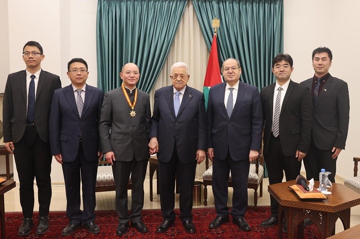 منح الرئيس الفلسطيني محمود عباس، رئيس مكتب جمهورية الصين الشعبية تسنغ جيشين،  نجمة الصداقة من وسام الرئيس محمود عباس.jpg