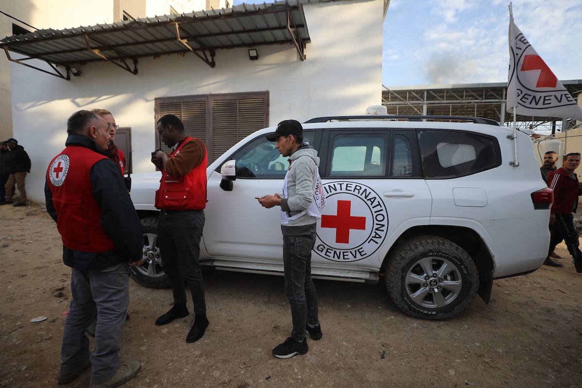 وصول 15 جثة لفلسطينيين سلمتها إسرائيل عبر اللجنة الدولية للصليب الأحمر إلى مجمع الشفاء الطبي في مدينة غزة، 29 يناير/كانون الثاني 2026. تصوير: عمر أشتوي