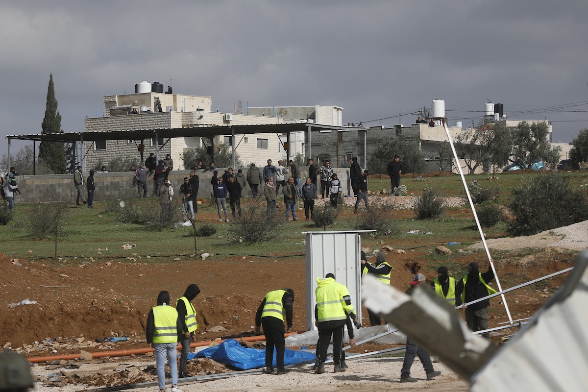 قوات إسرائيلية تهدم وتصادر عدد من المحلات التجارية المصنوعة من الكرفانات في السموع جنوب الخليل،31 ديسمبر/كانون الأول 2025. تصوير: مأمون وزواز