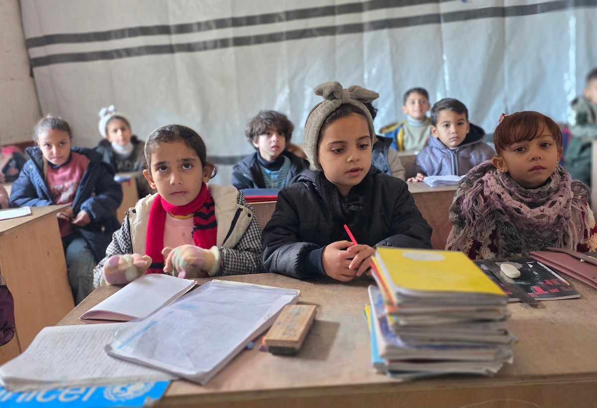 يتلقى الأطفال تعليمهم في أحد المراكز التعليمية بمدينة خان يونس جنوب قطاع غزة وسط مخاوف مستمرة من الغارات الإسرائيلية، نظرًا لموقعها القريب من 