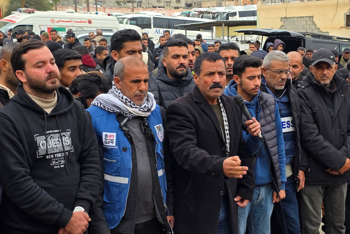 موكب جنازة ثلاثة صحفيين في مستشفى ناصر بخان يونس. وكان الصحفيون قد استشهدوا أمس عندما استهدف الجيش الإسرائيلي سيارة تابعة للجنة المصرية أثناء عملهم في منطقة الزهراء وسط قطاع غزة، 22 يناير/كانون الثاني 2026 (صورة: طارق محمد)