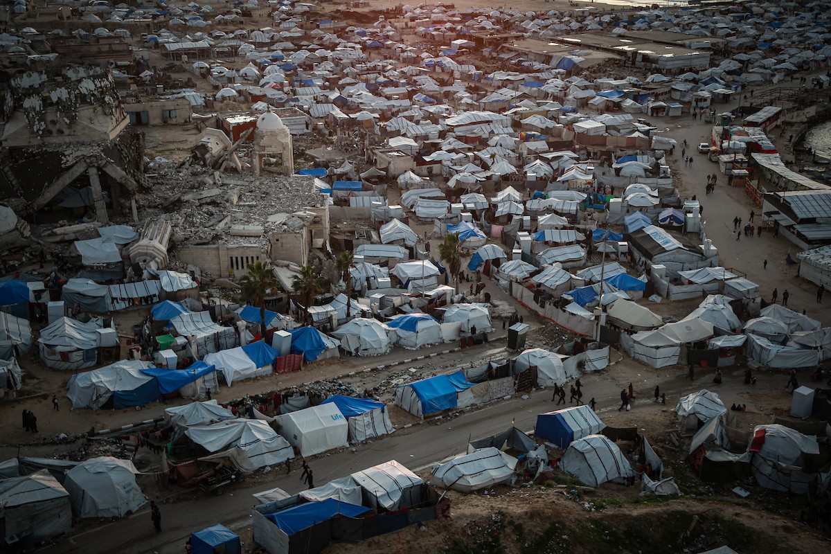 مشاهد عامة لخيام النازحين على شاطئ مدينة غزة. يعاني النازحون معاناة مضاعفة من ويلات النزاع وقسوة الأحوال الجوية، إذ لا توفر الخيام أي حماية من برد الشتاء القارس والأمطار الغزيرة، 3 يناير/كانون الثاني 2026. تصوير: عمر أشتوي